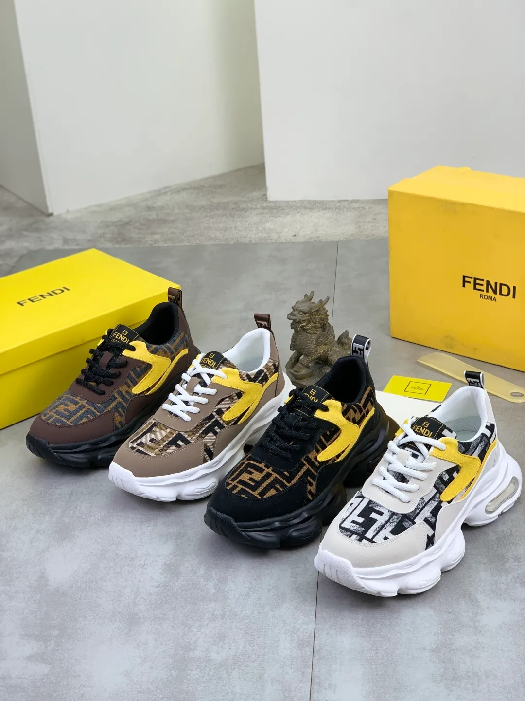 Men's men's shoes P440 new (FENDI Fendi) classic and most popular little monster style, loafers, slip-on casual shoes! Compared with the old models, they are more fashionable and eye-catching, making the already funny shoes more vivid. Like a hedgehog, do you have a little monster this year? A must-have for fashionistas! Upper: Made of high-grade cow suede, sheepskin lining, the highest version on the market, and an online outsole! 38-44 4️⃣colors available